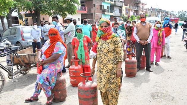 Covid-19 update: Gas cylinders will also be provided free of cost to 80 million poor families for the next three months. (Keshav Singh/HT File Photo) Covid-19 update: Gas cylinders will also be provided free of cost to 80 million poor families for the next three months. (Keshav Singh/HT File Photo)