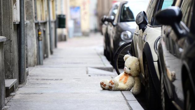 A teddy bear is pictured on a sidewalk, on March 15, the sixth day of an unprecedented lockdown across of all Italy imposed to slow the outbreak of coronavirus in Turin. (Massimo Pinca / REUTERS) A teddy bear is pictured on a sidewalk, on March 15, the sixth day of an unprecedented lockdown across of all Italy imposed to slow the outbreak of coronavirus in Turin. (Massimo Pinca / REUTERS)