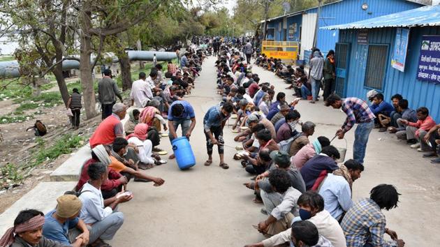 The homeless and people stranded due to the nationwide lockdown at a government run night shelter during the second day of national lockdown imposed by PM Narendra Modi to curb the spread of coronavirus.(Ajay Aggarwal/HT PHOTO)