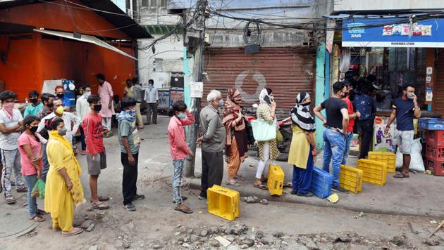 People queue to buy groceries and vegetables outside a store at Delhi’s Sitaram Bazaar on day 2 of the three week nationwide lockdown to check the spread of coronavirus.(Ajay Aggarwal/HT PHOTO) People queue to buy groceries and vegetables outside a store at Delhi’s Sitaram Bazaar on day 2 of the three week nationwide lockdown to check the spread of coronavirus.(Ajay Aggarwal/HT PHOTO)