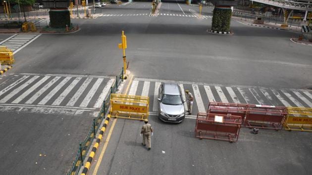 A stretch along Delhi’s Tilak Marg near ITO on Day 2 of the three week nationwide lockdown to check the spread of coronavirus. (Arvind Yadav/HT PHOTO) A stretch along Delhi’s Tilak Marg near ITO on Day 2 of the three week nationwide lockdown to check the spread of coronavirus. (Arvind Yadav/HT PHOTO)