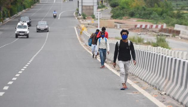 Migrant workers leave Delhi on foot on the second day of the nationwide lockdown over coronavirus outbreak on Thursday.(Raj K Raj/HT PHOTO)