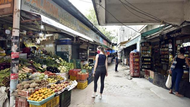 A view of a vegetable market at Delhi’s CR Park Market No 2 on the second day of national lockdown imposed by PM Narendra Modi to curb the spread of coronavirus,(Sanjeev Verma/HT PHOTO)