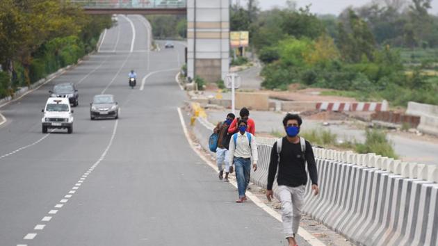 Migrant workers leave Delhi on the second day of the national lockdown imposed by PM Narendra Modi to curb the spread of coronavirus, at Noida-Mayur Vihar border, in New Delhi on March 26, 2020. (Raj K Raj/HT photo) Migrant workers leave Delhi on the second day of the national lockdown imposed by PM Narendra Modi to curb the spread of coronavirus, at Noida-Mayur Vihar border, in New Delhi on March 26, 2020. (Raj K Raj/HT photo)