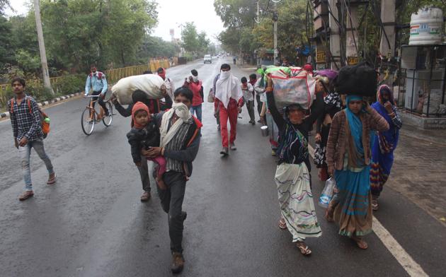 Migrant workers in Gurugram walk back home in Madhya Pradesh on 3rd day of the lockdown to curb the spread of coronavirus. (Yogendra Kumar/HT PHOTO) Migrant workers in Gurugram walk back home in Madhya Pradesh on 3rd day of the lockdown to curb the spread of coronavirus. (Yogendra Kumar/HT PHOTO)
