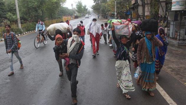 Migrant workers head to their homes in Madhya Pradesh on the third day of the national lockdown imposed by Prime Minister Narendra Modi to curb the spread of coronavirus, in Gurugram, India, on Friday, March 27, 2020. (Yogendra Kumar/HT PHOTO) Migrant workers head to their homes in Madhya Pradesh on the third day of the national lockdown imposed by Prime Minister Narendra Modi to curb the spread of coronavirus, in Gurugram, India, on Friday, March 27, 2020. (Yogendra Kumar/HT PHOTO)