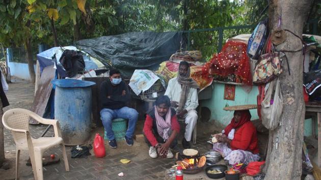 Migrant workers cook food near Ahmed Hospital and Ortho Care on the third day of the national lockdown imposed by Prime Minister Narendra Modi to curb the spread of coronavirus, at Sector 15. (Yogendra Kumar/HT PHOTO) Migrant workers cook food near Ahmed Hospital and Ortho Care on the third day of the national lockdown imposed by Prime Minister Narendra Modi to curb the spread of coronavirus, at Sector 15. (Yogendra Kumar/HT PHOTO)