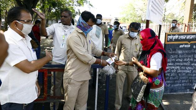 The farmers have been allowed to set up stalls at 68 places in the city, besides carrying out door-to-door selling of vegetables and fruits. (HT/PHOTO) The farmers have been allowed to set up stalls at 68 places in the city, besides carrying out door-to-door selling of vegetables and fruits. (HT/PHOTO)