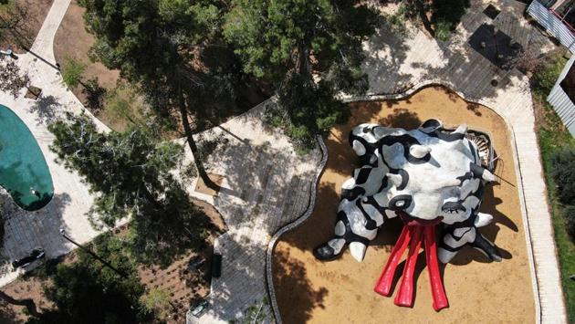 An aerial view shows an empty playground as Israel tightened a national stay-at-home policy with guidelines aimed at halting the spread of the coronavirus which are now being enforced by police under emergency orders, in Jerusalem. (Ronen Zvulun / REUTERS) An aerial view shows an empty playground as Israel tightened a national stay-at-home policy with guidelines aimed at halting the spread of the coronavirus which are now being enforced by police under emergency orders, in Jerusalem. (Ronen Zvulun / REUTERS)