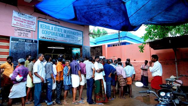 People queue up outside a liquor outlet before closure with scant regard for social distancing, on Day 2 of the three week nationwide lockdown to check the spread of coronavirus, in Thiruvananthapuram.(Vivek Nair / Hindustan Times)
