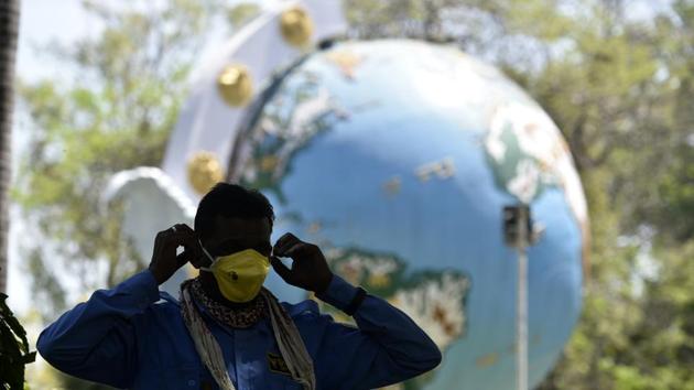 ‘Locking areas down is a blunt instrument. It slows the virus down locally but is not likely to be successful for long,’ says a Stanford University expert. (Dheeraj Dhawan/Hindustan Times) ‘Locking areas down is a blunt instrument. It slows the virus down locally but is not likely to be successful for long,’ says a Stanford University expert. (Dheeraj Dhawan/Hindustan Times)