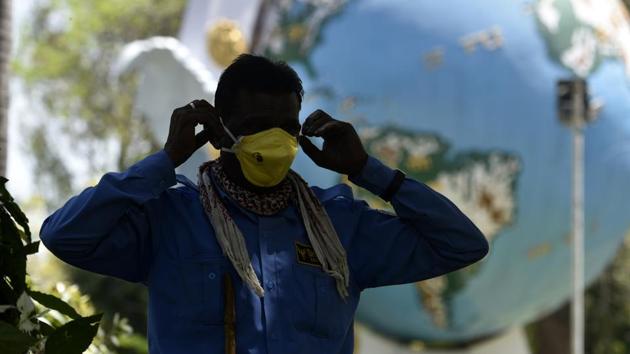 A security personnel seen wearing a protective mask.(Photo: Dheeraj Dhawan / Hindustan Times)