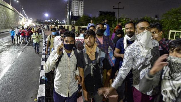 Covid-19 update: Migrant workers walk to their native places amid the nationwide complete lockdown, on the NH24 near Delhi-UP border in Ghaziabad.(PTI)