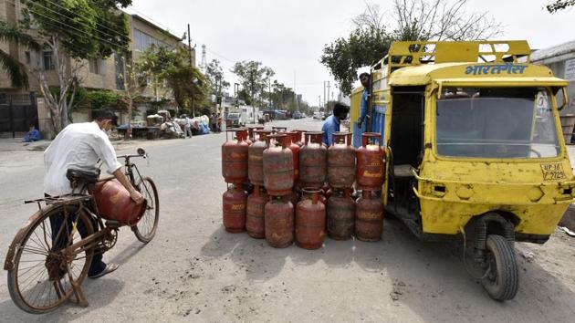 An LPG delivery vehicle during doorstep delivery of cylinders on day 2 of the three week nationwide lockdown to check the spread of coronavirus. (Mohd Zakir/HT PHOTO) An LPG delivery vehicle during doorstep delivery of cylinders on day 2 of the three week nationwide lockdown to check the spread of coronavirus. (Mohd Zakir/HT PHOTO)