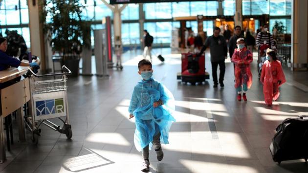 A child walks towards the international security screening point of the Vancouver International Airport after Canada’s Prime Minister Justin Trudeau announced additional measures to combat the spread of the coronavirus disease (COVID-19) in Richmond. (Jesse Winter / REUTERS) A child walks towards the international security screening point of the Vancouver International Airport after Canada’s Prime Minister Justin Trudeau announced additional measures to combat the spread of the coronavirus disease (COVID-19) in Richmond. (Jesse Winter / REUTERS)