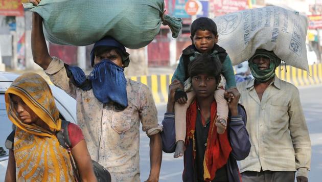 A group of daily wage laborers walk to return to their villages as the city comes under lockdown in Prayagraj, India, Friday, March 27, 2020. (AP photo) A group of daily wage laborers walk to return to their villages as the city comes under lockdown in Prayagraj, India, Friday, March 27, 2020. (AP photo)