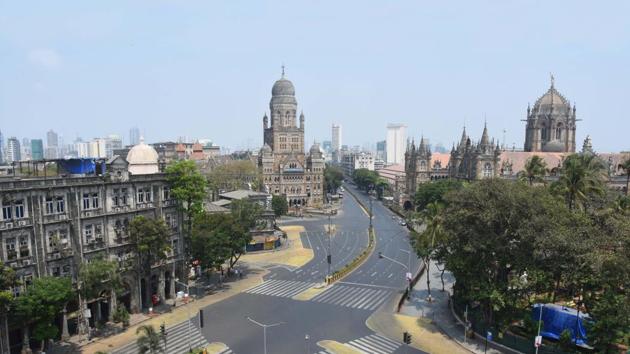 Mumbai’s CSMT area wears a deserted look during a nationwide lockdown in the wake of coronavirus pandemic.(Bhushan Koyande/HT Photo)