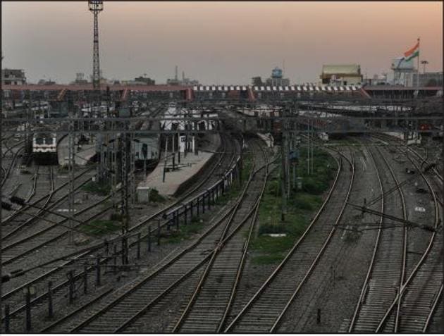 A deserted Patna Junction during the 21-day nationwide lockdown as a precautionary measure against the coronavirus outbreak. (AP DUBE/ HT Photo ) 