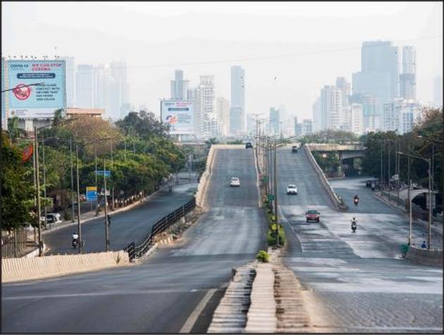 An unimaginable empty stretch of the otherwise traffic-ridden Western Express Highway at Bandra in Mumbai, India. (SATYABRATA TRIPATHY/ HT Photo) 