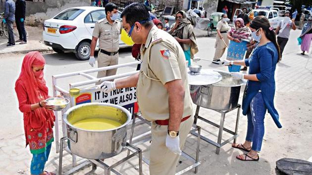 Readers suggest people can donate dry and uncooked pulses, grains and flour for distribution among the underprivileged.(HT Photo)