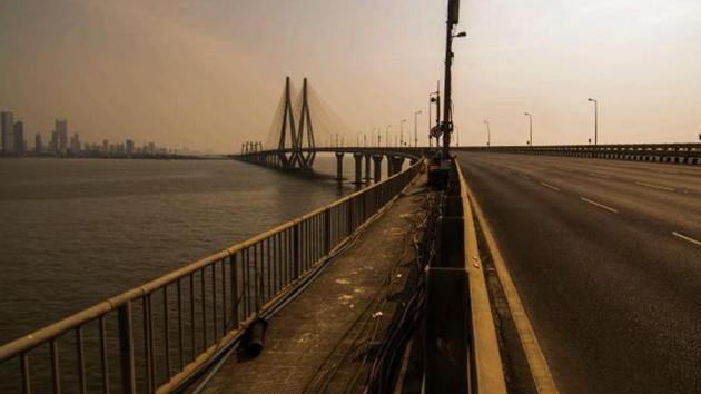 An empty view of an otherwise bustling Bandra-Worli Sealink in Mumbai.  (PRATIK CHORGE/ HT Photo ) 