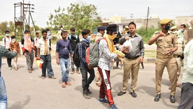 The municipal corporation with the help of district administration is providing food and other facilities to the people stranded.(HT Photo) The municipal corporation with the help of district administration is providing food and other facilities to the people stranded.(HT Photo)