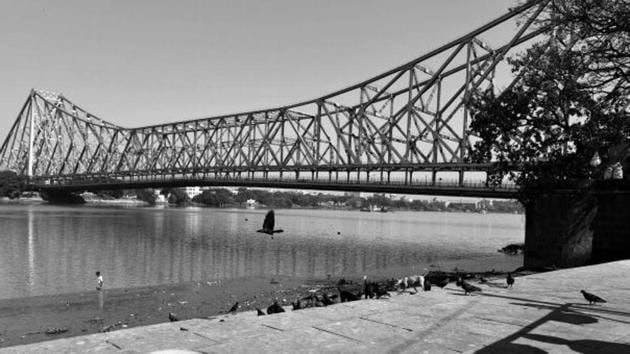 A deserted view of Kolkata’s iconic Howrah Bridge that spans across the Hooghly River, on day three of the 21-day nationwide lockdown to check the spread of the coronavirus.  (Samir Jana/HT Photo) 