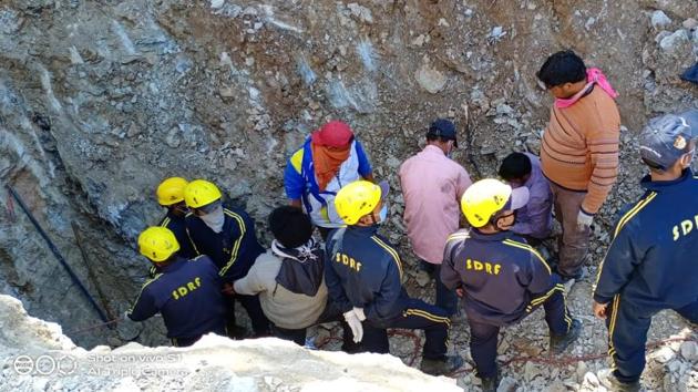 State Disaster Response Force (SDRF) in Uttarakahand’s in Bageshwar digging a porcupine burrow to recover man’s body. (HT PHOTO) State Disaster Response Force (SDRF) in Uttarakahand’s in Bageshwar digging a porcupine burrow to recover man’s body. (HT PHOTO)