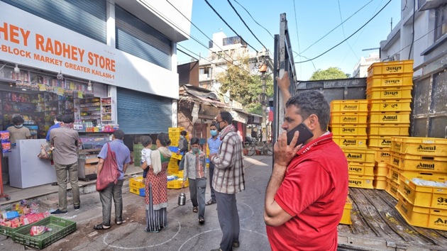 People buy essential goods in New Delhi’s Greater Kailash area on day 4 of the three-week nationwide lockdown to check the spread of coronavirus. (Biplov Bhuyan/HT PHOTO) People buy essential goods in New Delhi’s Greater Kailash area on day 4 of the three-week nationwide lockdown to check the spread of coronavirus. (Biplov Bhuyan/HT PHOTO)