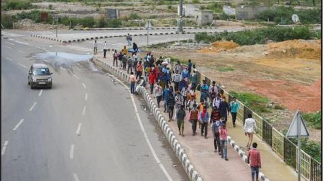 Migrant workers head home on the third day of a national lockdown imposed by Prime Minister Narendra Modi to curb the spread of the coronavirus, at Ghazipur, New Delhi. (AMAL KS/ HT Photo) 
