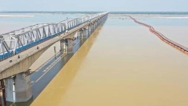 Almost no movement seen on Gandhi Setu during the third day of national lockdown imposed by Prime Minister Narendra Modi to curb the spread of the coronavirus. (SANTOSH KUMAR/ HT Photo ) 