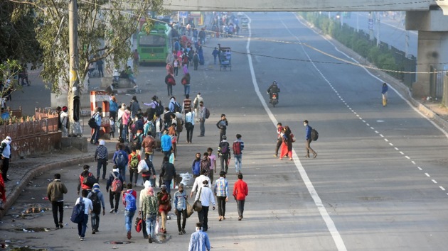 Migrant labourers going back to their respective village, at Mahrajpur on the Delhi Ghaziabad border on Saturday during the fourth day of 21- day nationwide lockdown as a preventive measures against coronavirus. (Raj K raj) Migrant labourers going back to their respective village, at Mahrajpur on the Delhi Ghaziabad border on Saturday during the fourth day of 21- day nationwide lockdown as a preventive measures against coronavirus. (Raj K raj)