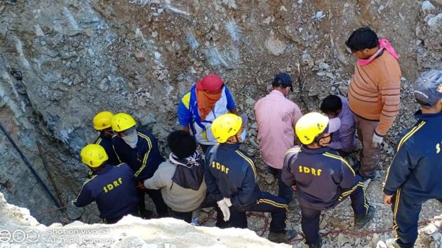 State disaster response force (SDRF) digging porcupine burrow to recover man’s body in Bageshwar. (Sourced) State disaster response force (SDRF) digging porcupine burrow to recover man’s body in Bageshwar. (Sourced)