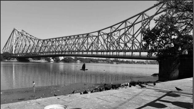 A deserted view of Kolkata’s iconic Howrah Bridge that spans across the Hooghly River, on day three of the 21-day nationwide lockdown to check the spread of the coronavirus. (sAMIR jANA/ht pHOTO) A deserted view of Kolkata’s iconic Howrah Bridge that spans across the Hooghly River, on day three of the 21-day nationwide lockdown to check the spread of the coronavirus. (sAMIR jANA/ht pHOTO)