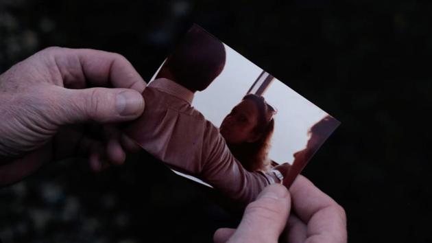 Doug Briggs holds an old picture of his mother, Barbara Dreyfus, who was a resident at Life Care Center of Kirkland, contracted coronavirus disease (COVID-19) and later died in a hospital, near a creek she enjoyed outside of her old home in Kirkland, Washington, U.S., March 16, 2020.(Reuters photo) Doug Briggs holds an old picture of his mother, Barbara Dreyfus, who was a resident at Life Care Center of Kirkland, contracted coronavirus disease (COVID-19) and later died in a hospital, near a creek she enjoyed outside of her old home in Kirkland, Washington, U.S., March 16, 2020.(Reuters photo)
