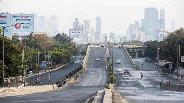An unimaginable, empty Western Express Highway at Bandra in Mumbai. (Satyabrata Tripathy / HT Photo)