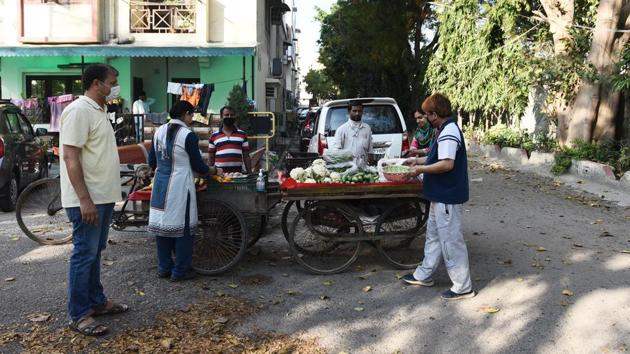At Delhi’s Dwarka Sector-1, the local RWA ensures that its cleaning and washing staff continue to have a source of income. (Vipin Kumar/HT PHOTO) At Delhi’s Dwarka Sector-1, the local RWA ensures that its cleaning and washing staff continue to have a source of income. (Vipin Kumar/HT PHOTO)