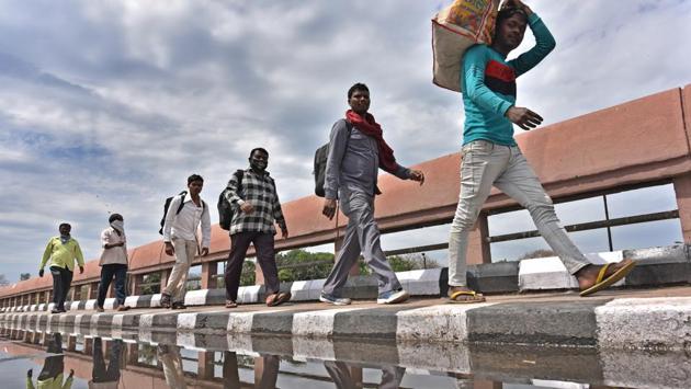 A group of migrant workers who were working in Delhi walk back to their villages in Uttar Pradesh, at Kashmiri Gate. Kerala was among the first states to announce community kitchens and several organisations including the police are engaged in distributing food. In Punjab, gurdwaras have taken a lead in providing food and Punjab police are engaged in distributing food packets. (Sanchit Khanna / HT Photo) A group of migrant workers who were working in Delhi walk back to their villages in Uttar Pradesh, at Kashmiri Gate. Kerala was among the first states to announce community kitchens and several organisations including the police are engaged in distributing food. In Punjab, gurdwaras have taken a lead in providing food and Punjab police are engaged in distributing food packets. (Sanchit Khanna / HT Photo)