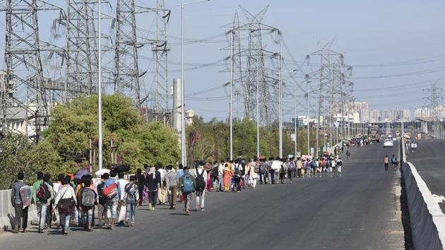 Migrant workers leave for their hometowns and villages on foot on day three of the 21-day lockdown to check the spread of coronavirus, at NH 24 in New Delhi. (Vipin Kumar / HT Photo)