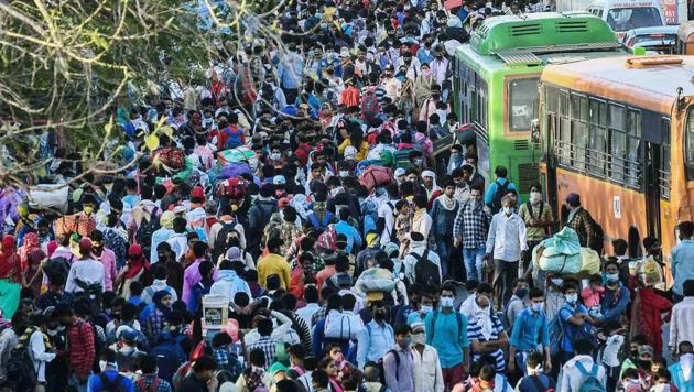 A huge rush of migrant workers who had been marching on foot to their homes, seen at Anand Vihar Bus Terminal on day 4 of the nationwide lockdown to check the spread of coronavirus. (Biplov Bhuyan/HT PHOTO) A huge rush of migrant workers who had been marching on foot to their homes, seen at Anand Vihar Bus Terminal on day 4 of the nationwide lockdown to check the spread of coronavirus. (Biplov Bhuyan/HT PHOTO)