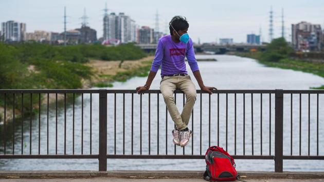 A migrant worker pauses for break on a bridge at Ghazipur, in New Delhi. India’s social and religious organisations have started distributing food to the migrants, daily wagers, and the poor, even as the state governments have opened up community kitchens and shelter homes to serve them. (Amal KS / HT Photo) A migrant worker pauses for break on a bridge at Ghazipur, in New Delhi. India’s social and religious organisations have started distributing food to the migrants, daily wagers, and the poor, even as the state governments have opened up community kitchens and shelter homes to serve them. (Amal KS / HT Photo)