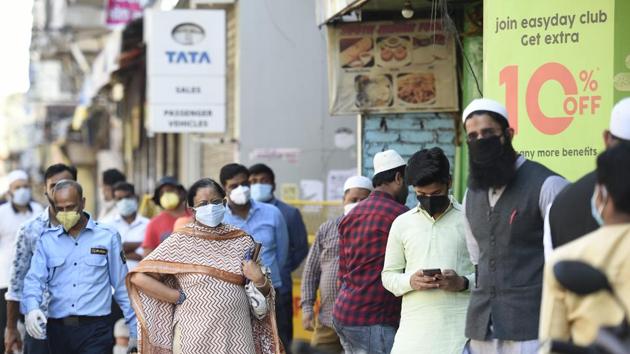 People stand in a queue outside a grocery store in Delhi while maintaining social distance on the third day of national lockdown to curb the spread of coronavirus.(Arvind Yadav/HT PHOTO) People stand in a queue outside a grocery store in Delhi while maintaining social distance on the third day of national lockdown to curb the spread of coronavirus.(Arvind Yadav/HT PHOTO)