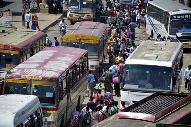 As large number of migrant labourers, returning from Delhi and adjoining cities, have been lining up at the Delhi-Ghaziabad borders to reach their home towns after a 21-day national lockdown was announced on March 24, officials of the district administration have not been able to screen most of them for symptoms of the coronavirus disease (Covid-19). (sakib ali/ ht) As large number of migrant labourers, returning from Delhi and adjoining cities, have been lining up at the Delhi-Ghaziabad borders to reach their home towns after a 21-day national lockdown was announced on March 24, officials of the district administration have not been able to screen most of them for symptoms of the coronavirus disease (Covid-19). (sakib ali/ ht)