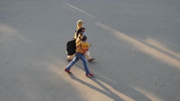A family headed to their home town, near Sector 15 flyover in Gurugram. (Parveen Kumar / HT Photo) A family headed to their home town, near Sector 15 flyover in Gurugram. (Parveen Kumar / HT Photo)