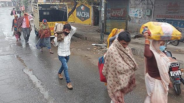 Migrant workers head home on the third day of the 21-day national lockdown imposed by Prime Minister Narendra Modi to curb the spread of the coronavirus, at Badli village, in Jhajjar, Haryana. (Manoj Dhaka / HT Photo) Migrant workers head home on the third day of the 21-day national lockdown imposed by Prime Minister Narendra Modi to curb the spread of the coronavirus, at Badli village, in Jhajjar, Haryana. (Manoj Dhaka / HT Photo)