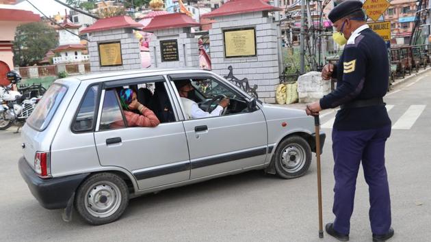 Since March 10, as many as 802 people have returned to their home in Kangra district from abroad and 9,800 from other states.(Birbal Sharma/ht) Since March 10, as many as 802 people have returned to their home in Kangra district from abroad and 9,800 from other states.(Birbal Sharma/ht)