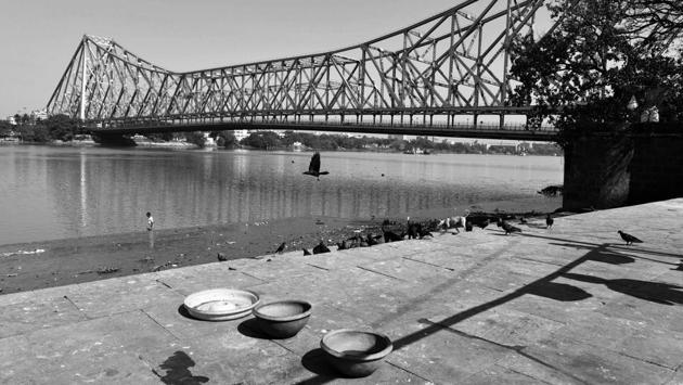A deserted view of the iconic Howrah Bridge that spans across the Hooghly River, on day three of the 21-day nationwide lockdown to check the spread of coronavirus in West Bengal. (Samir Jana / HT Photo)