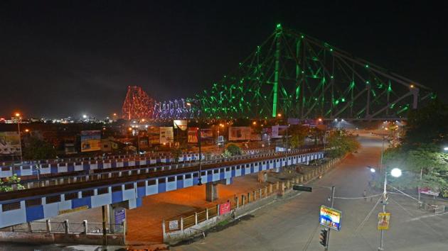 Howrah Bridge wears a deserted look on Day 3 of the 21 day nationwide lockdown to check the spread of coronavirus, in Kolkata, West Bengal.(Samir Jana / Hindustan Times)