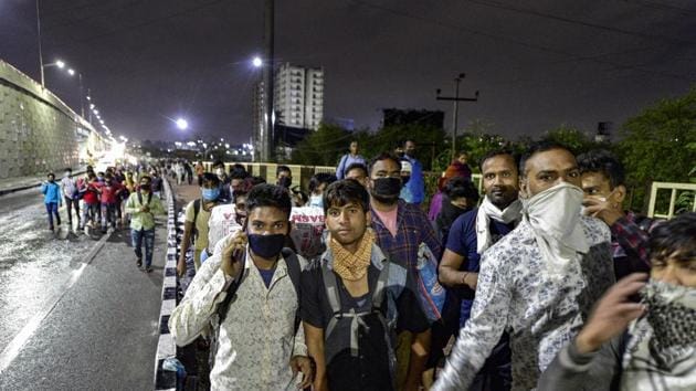 Migrant workers walk to their native places amid the nationwide complete lockdown, on the NH24 near Delhi-UP border in Ghaziabad, Friday, March 27,2020.(PTI)