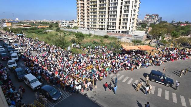 Migrant workers walking home were assembled by police personnel at National Highway 24 (Delhi- UP border) on Day 4 of the 21 day nationwide lockdown to check the spread of coronavirus, in New Delhi. (Ajay Aggarwal / HT Photo)
